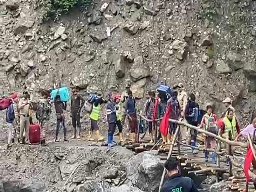 টানা প্রায় ৭দিন সিকিম পাহাড়ে আটকে থাকার পর অবশেষে রেহাই। আবহাওয়ার খানিক উন্নতির সুযোগে উত্তর সিকিমে আটকে থাকা বেশির ভাগ পর্যটককে উদ্ধার করতে পেরেছে প্রশাসন। সিকিম প্রশাসনের একটি সূত্রে খবর, লাচুংয়ে আটকে থাকা ১২০০ জন মতো পর্যটককে মঙ্গলবার উদ্ধার করে আনা গিয়েছে। 