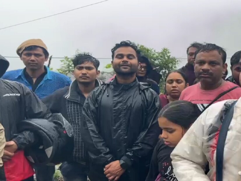 *ভারী বৃষ্টির কারণে সিকিমের বিভিন্ন জায়গায় ধসের কারণে সমস্যায় পড়ছে পর্যটকেরা আনন্দের মুহূর্তটা কিছুটা ফ্যাকাসে হয়ে দাঁড়ায়। সিকিমের এক সংবাদমাধ্যম থেকে জানা গিয়েছে কোন রাস্তায় খোলা এবং কোন রাস্তা এই মুহূর্তে বন্ধ রয়েছে।