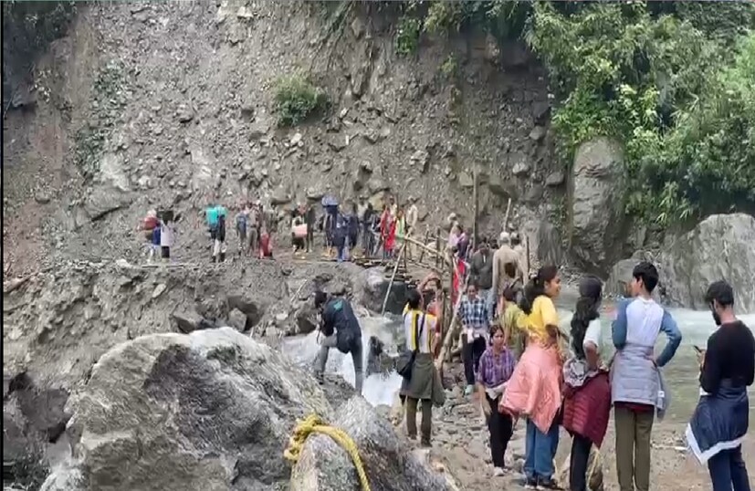 ইতিমধ্যেই বাড়ির পথে রওনা দিলেন সিকিমে আটকে থাকা পর্যটকরা। সোমবার থেকেই চলছে যুদ্ধকালীন তৎপরতায় উদ্ধারকার্য। আবহাওয়া প্রতিকূল থাকলেও তার মধ্যেই খানিক আবহাওয়ার উন্নতি হতেই অল্প অল্প করে পর্যটকদের উদ্ধারকার্য চালানো হচ্ছিল প্রশাসনের তরফে। তবে, এখনও আটকে রয়েছেন প্রায় জনা তিরিশেক পর্যটক এমনটাই সূত্রের খবর। 