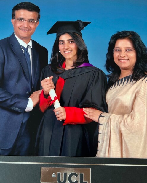 প্রায়ই স্বামী-মেয়ের সঙ্গে সোশ্যাল মিডিয়ায় ছবি পোস্ট করেন ডোনা৷ আবার সৌরভও এবিষয়ে পিছিয়ে নেই৷ তিনি মাঝেমধ্যেই বিদেশের রাস্তায় নিজের এবং পরিবারের ছবি পোস্ট করেন৷ কিছুদিন আগে ডোনা-সৌরভের একটি ছবি পোস্ট করেন৷ এই ছবিতে দেখা মেলেনি সানার। ডোনার শেয়ার করা ছবিটিতে সৌরভের গায়ে ছিল নীল টিশার্ট, সঙ্গে জিন্স ও জ্যাকেট, আর মাথায় টুপি, আর চোখে কালো সানগ্লাস। আর ডোনা সাদা পোশাকে, গায়ের জ্যাকেটটি খুলে হাতে ধরে থাকতে দেখা যায়।
