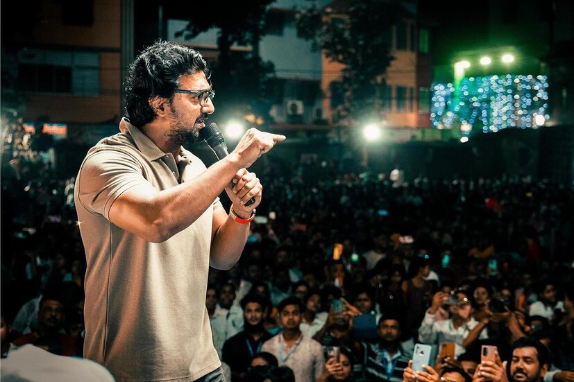 বিনা যুদ্ধে 'সূচ্যগ্র মেদিনী'টুকুও ছাড়তে নারাজ। তবু ঠান্ডা মাথা, মুখে স্মিত হাসি নিয়ে রাজনীতির ময়দানে লড়ে গিয়েছেন তিনি। দীপক অধিকারী থুড়ি দেব। অভিনেতা হয়ে পর্দায় অবলীলায় 'রংবাজি' চালালেও নেতা হিসাবে মার্জিত আচরণই যেন তাঁকে কয়েক যোজন এগিয়ে দেয়।