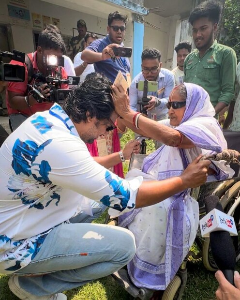 শুধু ভিড় নয়, বড়দের আশীর্বাদও পেয়েছেন দেব৷ মাথা পেতে সেই আশীর্বাদ গ্রহণও করেছেন অভিনেতা-রাজনীতিক৷ 