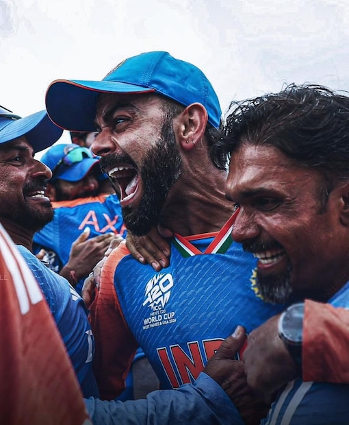বিরাট এবং টিম ইন্ডিয়ার জন্য গ্যালারি থেকে গলা ফাটান৷ তবে এবার একটু ব্যতিক্রম ছিল৷ ঘরে বসেই এবার খেলা দেখছিলেন বিরাট পত্নী অনুষ্কা৷ তিনি তো আবেগতাড়িত হয়ে পড়েন৷ দুই সন্তানকে নিয়ে তিনি আমেরিকা সফরে আসেননি বিরাটের সঙ্গে৷ সাধারণত তিনি ম্যাচ দেখতে মাঠে উপস্থিত থাকেন৷ 