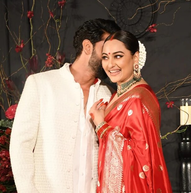 প্রসঙ্গত সোনাক্ষীর বিয়ের রেজিস্ট্রির অনুষ্ঠান এবং রিসেপশনে উপস্থিত হয়েছিলেন তাঁর বাবা-মা শত্রুঘ্ন সিনহা এবং পুনম সিনহা। অথচ অভিনেত্রীর যমজ দাদা লব এবং কুশের দেখা মেলেনি কোনও অনুষ্ঠানেই। ঘনিষ্ঠ সূত্রের তরফে এই খবরে সীলমোহর দেওয়া হয়েছে। এমনকী ওই সূত্র জানিয়েছে যে, “সোনাক্ষীর মা-বাবা বিয়েতে উপস্থিত ছিলেন এবং স্বাভাবিক ভাবেই দিনটি নিয়ে উচ্ছ্বসিত ছিলেন। যদিও তাঁর দাদারা বিয়ে কিংবা রিসেপশনে আসেননি। এমনকী অনুষ্ঠানস্থলে তাঁদের দু’জনের প্রবেশ করার কোনও ছবি পাননি ছবিশিকারীরা। সকলেই বিষয়টাকে অদ্ভুত বলে মনে করছেন।”