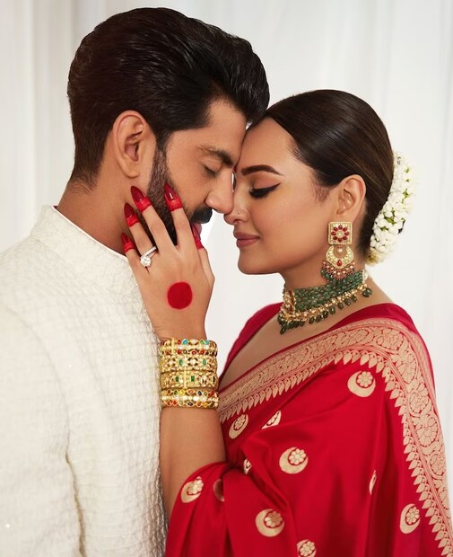 নিজের আবেগ প্রকাশ করে এক সংবাদ সংস্থার কাছে তিনি বলেন, “এটা কি জিজ্ঞাসা করার মতো কোনও বিষয় হল? প্রত্যেক বাবাই সেই মুহূর্তের জন্য অপেক্ষা করে থাকেন, যখন নিজের কন্যাকে তাঁর পছন্দের পাত্রের হাতে তুলে দিতে হয়। জাহিরের সঙ্গেই আমার মেয়ে সবথেকে আনন্দিত থাকে। ওঁদের জুটিটা অটুট থাকুক।”