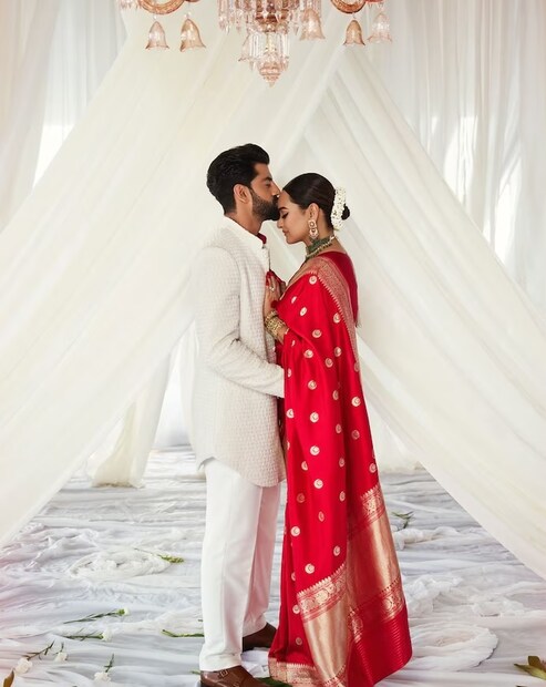 তিনি আরও বলেন, “প্রায় ৪৪ বছর আগে শত্রুঘ্ন সিনহা নিজের পছন্দে একজন সফল, পরমা সুন্দরী এবং প্রতিভাময়ী এক মেয়ে পুনম সিনহাকে বিয়ে করেছিলেন। এখন নিজের পছন্দের পাত্রকে বিয়ে করার পালা সোনাক্ষীর।”