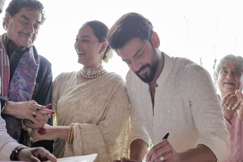 স্পেশ্যাল ম্যারেজ অ্যাক্টের আওতায় বিয়ে করেছেন সোনাক্ষী সিনহা এবং জাহির ইকবাল। সোনাক্ষীর মুম্বই বান্দ্রা ওয়েস্টের নতুন অ্যাপার্টমেন্টেই সম্পন্ন হয়েছে বিয়েটা। সেই মুহূর্তের ছবিও ইনস্টাগ্রামে ভাগ করে নিয়েছেন নববিবাহিত জুটি। যেখানে উপস্থিত ছিলেন অভিনেত্রীর পরিবার এবং ঘনিষ্ঠ বন্ধুবান্ধব। এদিকে রিসেপশনের ছবিও ভাগ করে নিয়েছেন সোনাক্ষী এবং জাহির। সেখানে যোগ দিয়েছিলেন বি-টাউনের তারকারা।