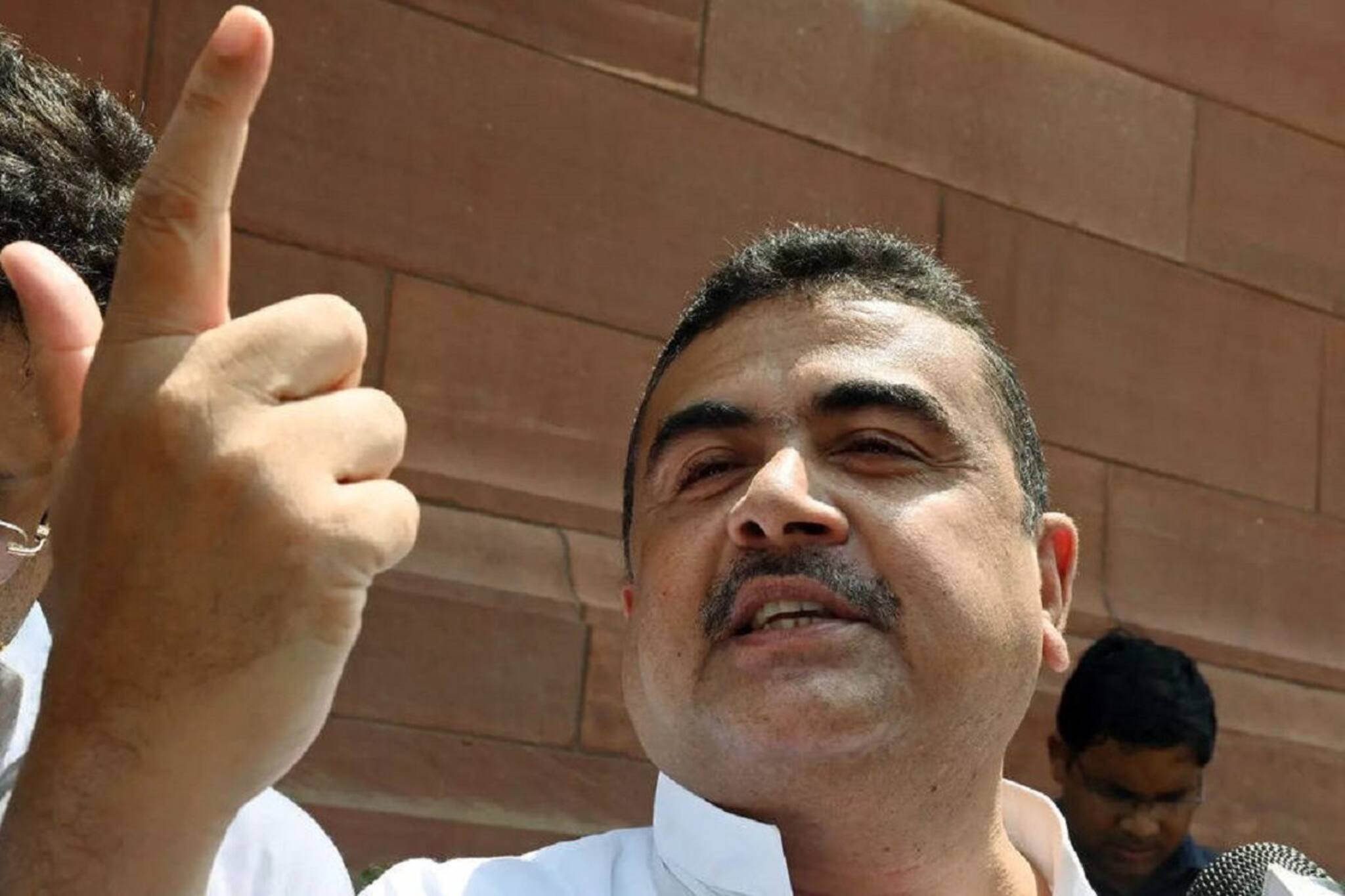 ‘এত ভয়, ইগো কেন...?’ দুই বিধায়কের শপথ জট আবহে রাজ্যপালের পাশে শুভেন্দু