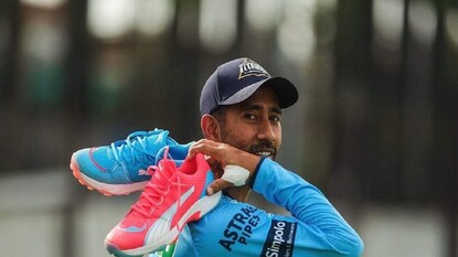 ভারতীয় টেস্ট দলে বাদ পড়ার সময় তৎকালীন বিসিসিআই সভাপতি সৌরভের দিকে অভিমানের সুর চরিয়েছিলেন। ভারতীয় টেস্ট দলে বাদ পড়ার সময় তৎকালীন বিসিসিআই সভাপতি সৌরভের দিকে অভিমানের সুর চরিয়েছিলেন।