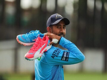 ভারতীয় টেস্ট দলে বাদ পড়ার সময় তৎকালীন বিসিসিআই সভাপতি সৌরভের দিকে অভিমানের সুর চরিয়েছিলেন।