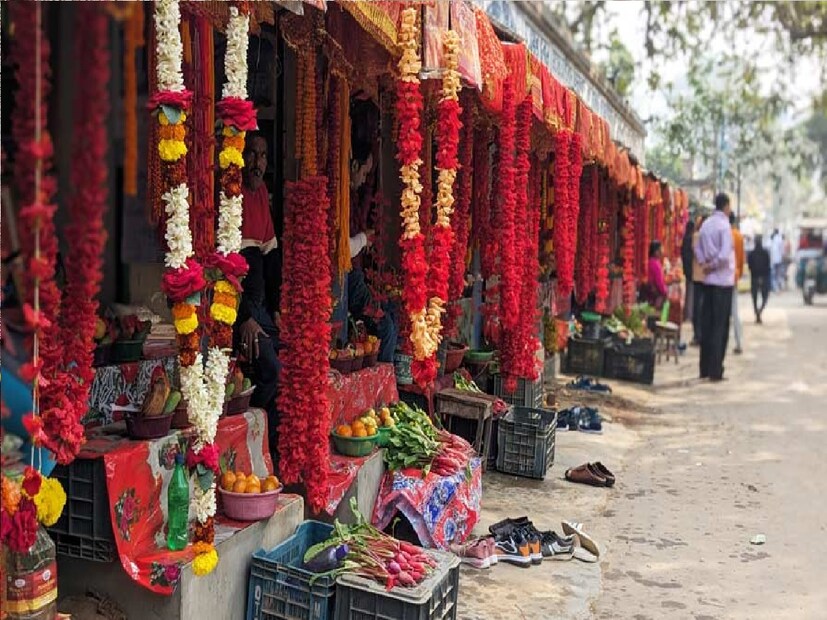 বীরভূম জেলার রামপুরহাট শহরের কাছে ক্ষুদ্র মন্দির নগরী তারাপীঠ । এই শহর তান্ত্রিক দেবী তারার মন্দির ও মন্দির-সংলগ্ন শ্মশানক্ষেত্রের জন্য বিখ্যাত। হিন্দু বিশ্বাস অনুযায়ী এই মন্দির ও শ্মশান একটি পবিত্র তীর্থক্ষেত্র। এই মন্দির ৫১ সতীপীঠের অন্যতম বলে কথিত। এই স্থানটির নামও এখানকার ঐতিহ্যবাহী তারা আরাধনার সঙ্গে যুক্ত।
