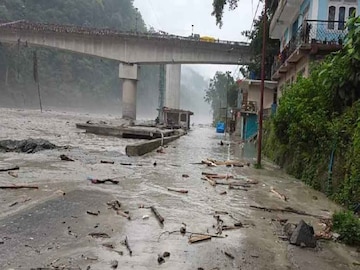 টানা বৃষ্টিতে জল বাড়ছে তিস্তা, করলা, জলঢাকার। সেই জল উপচে ভেসে যাচ্ছে শহর এলাকা। বিপর্যস্ত জনজীবন জলপাইগুড়িতে।