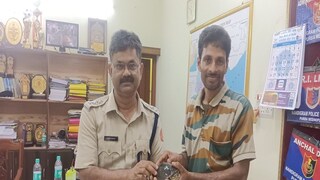 উদ্ধার হওয়া কচ্ছপটিকে বন দফতরের হাতে তুলে দেন নন্দীগ্রাম থানার পুলিশ আধিকারিক৷ 