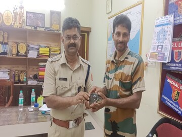 উদ্ধার হওয়া কচ্ছপটিকে বন দফতরের হাতে তুলে দেন নন্দীগ্রাম থানার পুলিশ আধিকারিক৷ 