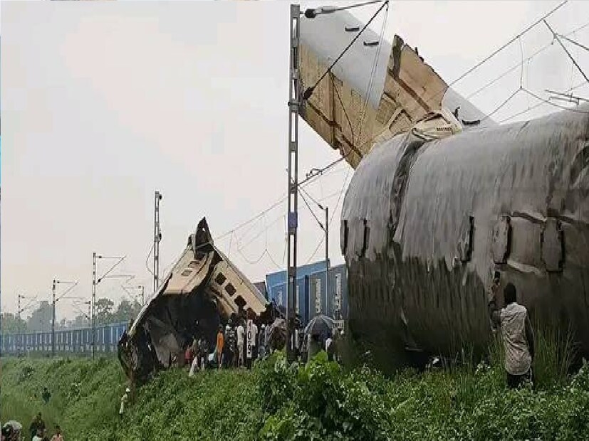 *আগরতলা থেকে শিয়ালদাগামী কাঞ্চনজঙ্ঘা এক্সপ্রেস ও মালগাড়ির দুর্ঘটনায় মৃত ১১ জনের মধ্যে ৭ জনকে শনাক্ত করা গিয়েছে। বাকি ৩ জনের নাম-পরিচয় এখনও জানা যায়নি। মৃতরা হলেন শুভজিৎ মালি (৩২), সেলেব সুব্বা (৩৬), আশিষ দে (৪৭)। এ ছাড়া মৃত্যু হয়েছে বিউটি বেগমের (৪১), মালগাড়ির চালক অনিল কুমারের। মৃত্যু হয়েছে শঙ্কর মোহন দাসের (৬৩)। মেডিক্যাল কলেজে চিকিৎসারত অবস্থায় মৃ্ত্যু হয়েছে বিজয় কুমার। ফাইল ছবি। 