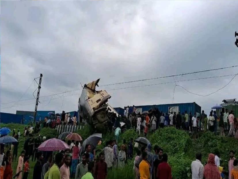 *উত্তরবঙ্গ মেডিক্যালে চিকিৎসারত অবস্থায় মৃত্যু হয় আরও একজনের। ইতিমধ্যেই মৃতদের নামের তালিকা প্রকাশ করেছে উত্তর-পূর্ব সীমান্ত রেল। রেল সূত্রে জানানো হয়েছে, দুর্ঘটনাস্থল থেকে ৯ জনের দেহ উদ্ধার হলেও এক যাত্রী চিকিৎসাধীন অবস্থায় পরবর্তীতে উত্তরবঙ্গ মেডিক্যাল কলেজ ও হাসপাতালে মারা গিয়েছেন। ফাইল ছবি। 
