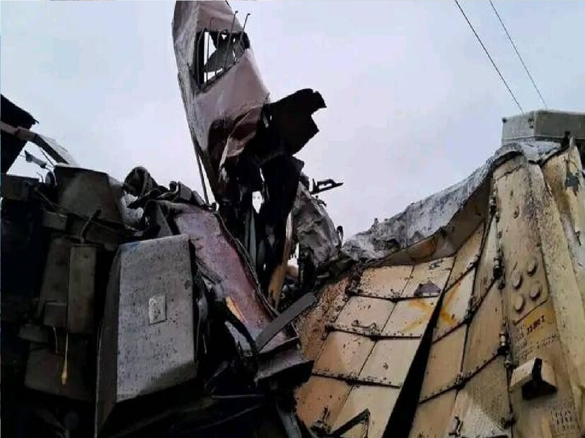 *রেলের তরফে জানানো হয়েছে খুব শীঘ্রই ডাউন লাইনেও ট্রেন চলাচল শুরু হয় যাবে। তবে ইলেকট্রিক তার ছিঁড়ে যাওয়ায় এখন শুরু মাত্র ডিজেল ইঞ্জিন চালানো হচ্ছে। সবমিলিয়ে সোমবার শিয়ালদহগামী কাঞ্চনজঙ্ঘা এক্সপ্রেস দুর্ঘটনায় মৃতের সংখ্যা বেড়ে হয়েছে ১১৷ ফাইল ছবি। 