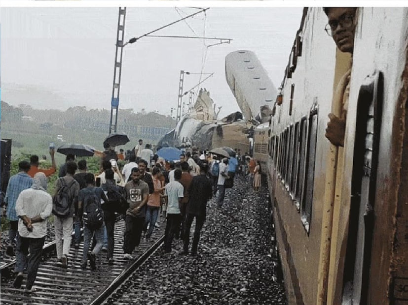 *সোমবার সকাল পৌনে ন'টা নাগাদ ট্রেন দুর্ঘটনা ঘটে জলপাইগুড়ির ফাঁসিদেওয়ার কাছে৷ কাঞ্চনজঙ্ঘা এক্সপ্রেস ট্রেনকে পিছন দিক থেকে ধাক্কা মারে একটি মালগাড়ি৷ প্রবল প্রাকৃতিক দুর্যোগ মাথায় নিয়েই সারাদিন ধরে চলে উদ্ধারকাজ৷ রাতে আপ লাইনে মালগাড়ির ট্রায়াল রান করা হয়। তা সম্পন্ন হওয়ার পর সোমবার রাত ১২'টার পর আপ লাইনে ট্রেন চলাচল শুরু হয়েছে৷ ডাউন লাইনের মেরামতির কাজ চলছে। প্রতিবেদনঃ অনির্বাণ রায়। ফাইল ছবি। *সোমবার সকাল পৌনে ন'টা নাগাদ ট্রেন দুর্ঘটনা ঘটে জলপাইগুড়ির ফাঁসিদেওয়ার কাছে৷ কাঞ্চনজঙ্ঘা এক্সপ্রেস ট্রেনকে পিছন দিক থেকে ধাক্কা মারে একটি মালগাড়ি৷ প্রবল প্রাকৃতিক দুর্যোগ মাথায় নিয়েই সারাদিন ধরে চলে উদ্ধারকাজ৷ রাতে আপ লাইনে মালগাড়ির ট্রায়াল রান করা হয়। তা সম্পন্ন হওয়ার পর সোমবার রাত ১২'টার পর আপ লাইনে ট্রেন চলাচল শুরু হয়েছে৷ ডাউন লাইনের মেরামতির কাজ চলছে। প্রতিবেদনঃ অনির্বাণ রায়। ফাইল ছবি।