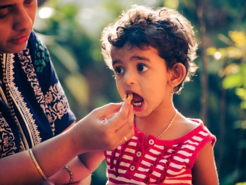 কৃমি ওষুধ: ডা. বিনয় খুল্লার বলেন, ছোট বাচ্চাদের কৃমি হয়। যার কারণে তারা পেটে ব্যথা, খিদের অভাব এবং দুর্বলতার মতো সমস্যায় ভোগে। তাই কৃমি দূর করতে দুধের সঙ্গে দুধি ঘাসের গুঁড়ো মিশিয়ে বাচ্চাদের খাওয়ানো যেতে পারে।