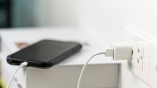 চার্জ হয়ে যাওয়ার পরও সুইচ অন রাখছেন? চার্জ হয়ে যাওয়ার পরও সুইচ অন রাখছেন?