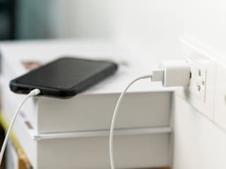 চার্জ হয়ে যাওয়ার পরও সুইচ অন রাখছেন?  চার্জ হয়ে যাওয়ার পরও সুইচ অন রাখছেন?