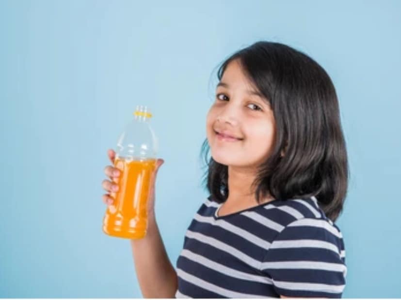 পানীয় হলেও শরীরে ডিহাইড্রেশনকে আরও বাড়িয়ে দেয় ঠান্ডা পানীয়। তাই বাচ্চাদের শরীরে জলের পরিমাণ কমে যেতে পারে কোল্ড ড্রিঙ্ক খেলে। 