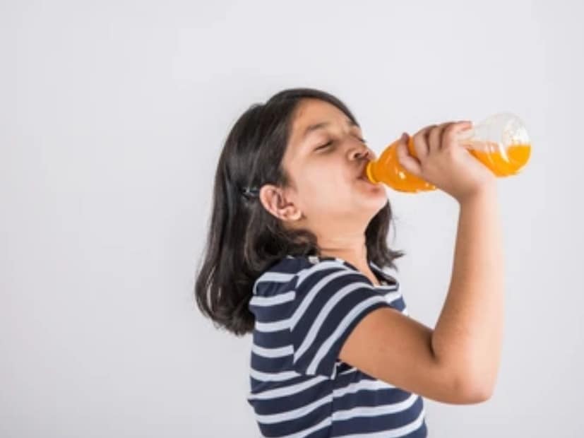 কোল্ড ড্রিঙ্ক যে শরীরের পক্ষে খুব একটা ভাল নয়, তা প্রায় কমবেশি সকলেই জানেন। কিন্তু শরীরের ঠিক কতটা ক্ষতি করছে তা জানেন কী? বিশেষত বাচ্চাদের জন‍্য এই ধরণের ঠান্ডা কত সমস‍্যা ডেকে আনতে পারে তা জানলে অবাক হতে হয়।