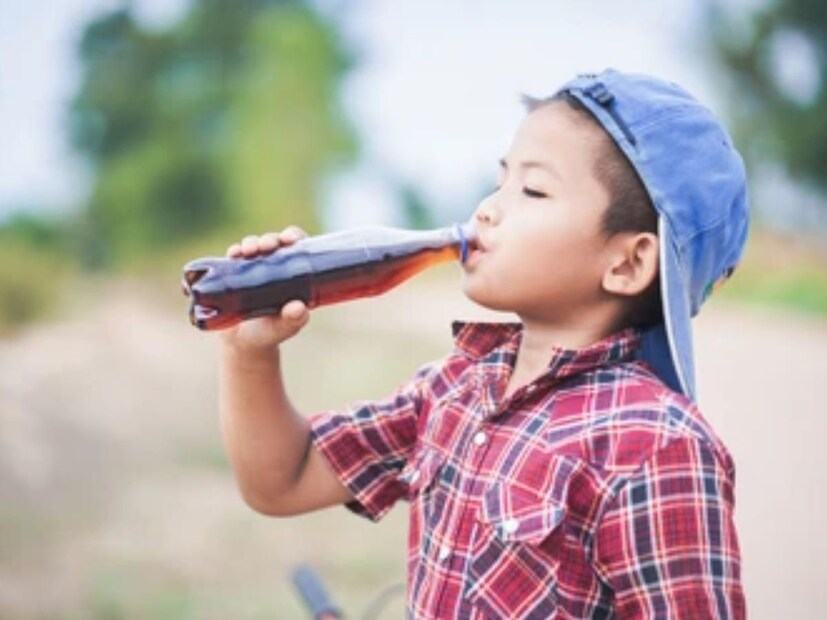 ড: পবন ইনস্টাগ্রামে একটি ভিডিও পোস্ট করে জানালেন কোল্ড ড্রিঙ্কের ভয়ঙ্কর ক্ষতিকারক দিকগুলি সম্পর্কে। বাচ্চাদের শরীরের ঠিক কতখানি ক্ষতি করছে এগুলি, জানলে চমকে উঠবেন। 
