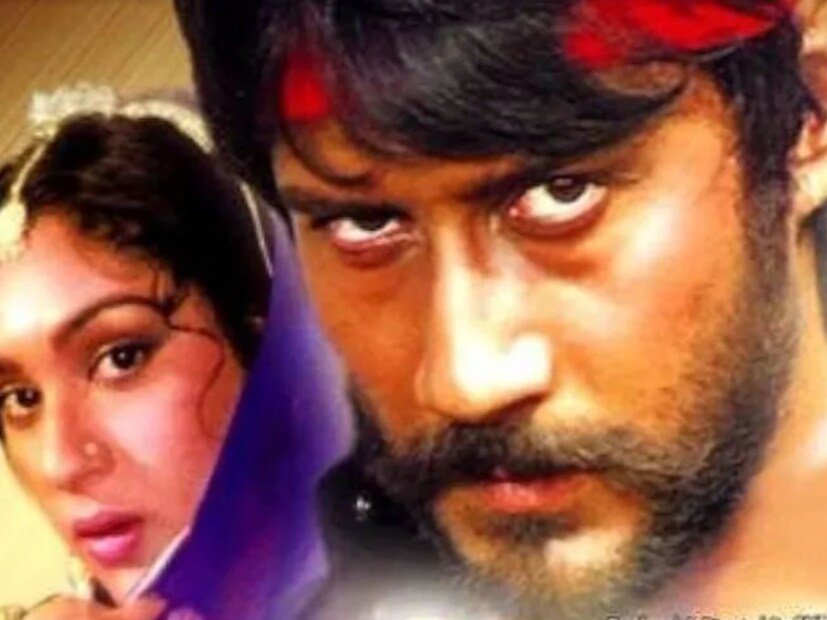 একবার দেবানন্দ গাড়িতে করে কোথাও যাচ্ছিলেন, পথে তাঁর চোখ পড়ে জ্যাকি শ্রফের ওপর। নোংরা শার্ট ও ছেঁড়া জিন্স পরা সিগারেট বিক্রি করছিলেন। তরুণ জ‍্যাকিকে দেখে দেবানন্দ তাঁকে একটি ছবিতে অভিনয়ের প্রস্তাব দেন। 
