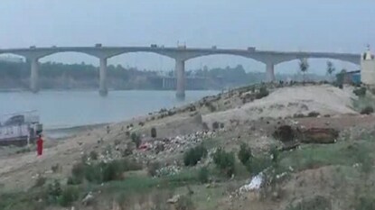 বারাণসীতে গঙ্গার এ কী হাল…! বারাণসীতে গঙ্গার এ কী হাল…!