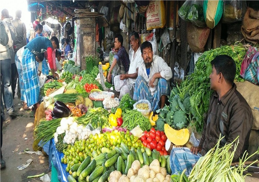 বোলপুরের সবজি ব্যবসায়ী রাকেশ শর্মা জানান, &quot;চাহিদা অনুযায়ী সবজি সরবরাহ না থাকায় বাজারে মূল্য বিক্রি হয়েছে। বৃষ্টির দেখা নেই। তাই মাঠে ফসল নষ্ট হয়ে যাচ্ছে। তবে বৃষ্টি শুরু হলে সবজির দাম কমবে।&quot; Photo- Representative
