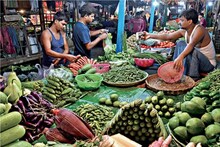 ডিভিসির ছাড়া জলে নষ্ট সবজি! আগুন দামে পুড়ছে বাজার...পুজোয় কীসের কত দাম? জানুন