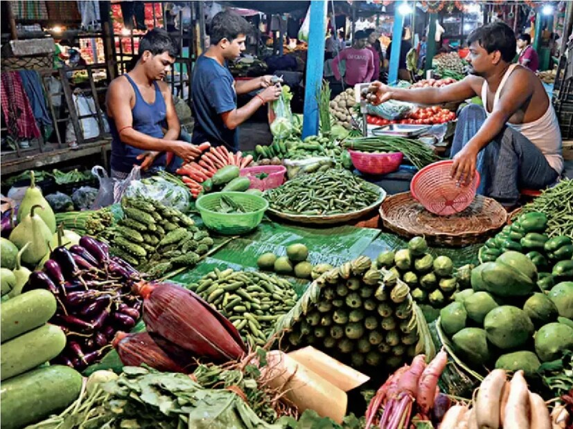 বীরভূম জেলার বিভিন্ন পাইকারি সবজি বাজারে প্রায় কয়েক হাজার সবজি ব্যবসায়ী কাঁচা আনাজ নিয়ে আসেন। কিন্তু এই সপ্তাহে সবজির দাম কিলো প্রতি প্রায় বেড়েছে দ্বিগুণ। মূলত বৃষ্টি না হওয়ার কারণেই মাঠের সবজি নষ্ট হয়ে গেছে। তাই এই মূল্যবৃদ্ধি। Photo- Representative