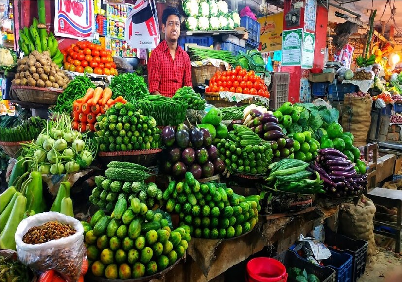 রামপুরহাটের সবজি বিক্রেতা বিপ্লব রহমান বলেন, &quot;রোজ নষ্ট হচ্ছে সবজি। মানুষ প্রয়োজন মত সবজি কিনছেন না। ফলন কম হওয়ায় সবজি জোগান কমেছে।&quot; Photo- Representative