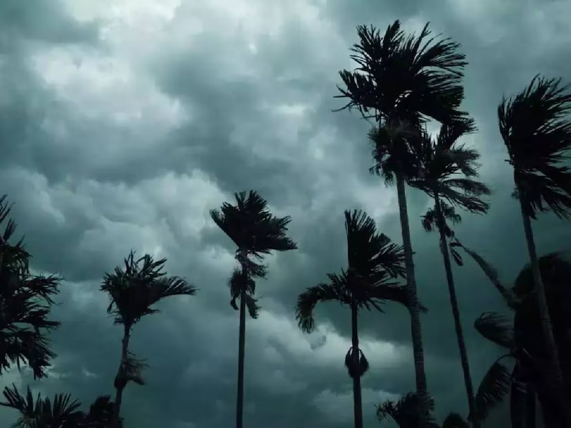 ১২ নভেম্বর মঙ্গলবার কলকাতা-সহ দক্ষিণবঙ্গের জেলায় জেলায় আংশিক মেঘলা আকাশ। হাওয়া অফিসে রিপোর্টে জানা যায়, বৃষ্টির কোনও পূর্বাভাস নেই দক্ষিণবঙ্গের জেলাগুলিতে। 