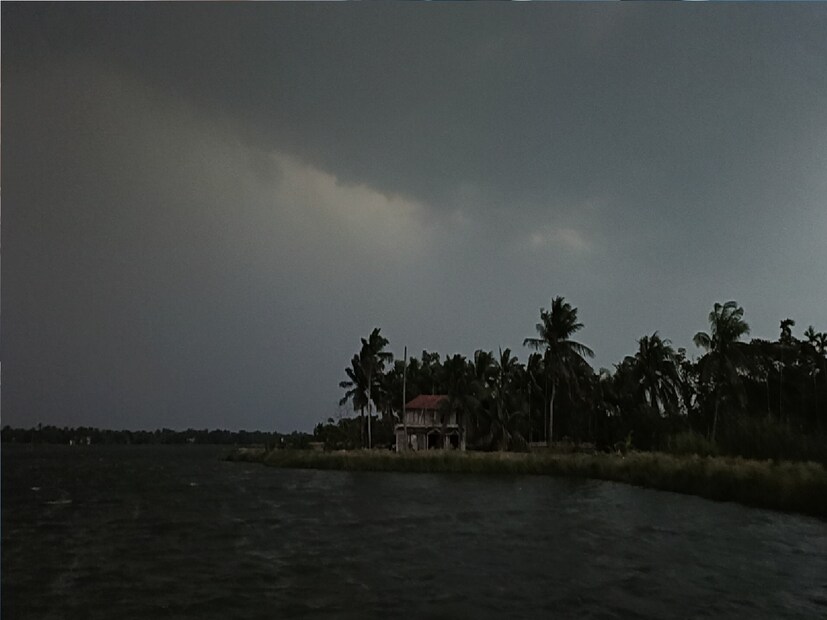 বাতাসে জলীয় বাষ্পের পরিমাণ ৬৫ থেকে ৯১ শতাংশ। আগামী ২৪ ঘণ্টায় কলকাতা শহরে তাপমাত্রা থাকবে ২৮ থেকে ৩৩ ডিগ্রি সেলসিয়াসের মধ্যে। বৃষ্টি হয়েছে সামান্য ১.৫ মিলিমিটার।