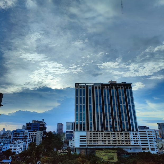 কলকাতায় আংশিক মেঘলা আকাশ। আজ, রবিবার ও কাল, সোমবার বৃষ্টির সম্ভাবনা কমবে। বিকেল বা সন্ধ্যার দিকে বজ্রবিদ্যুৎ-সহ খুব হালকা বৃষ্টির সামান্য সম্ভাবনা রয়েছে। বাতাসে জলীয়বাষ্পের পরিমাণ বেশি। বৃষ্টি না হলে আর্দ্রতাজনিত অস্বস্তি থাকবে।