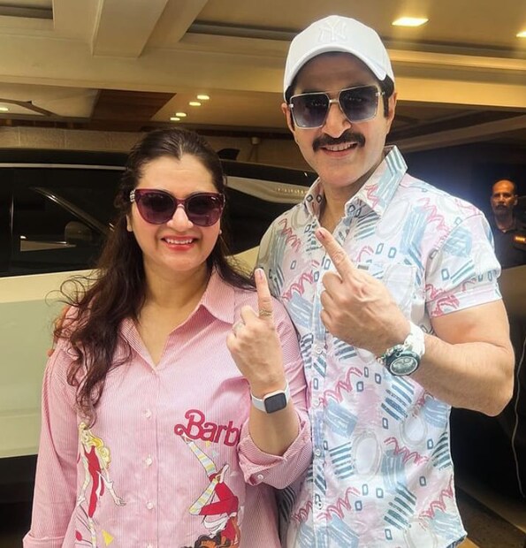 দক্ষিণ কলকাতার নিউ আলিপুরে স্ত্রী মোহনাকে নিয়ে ভোট দিলেন টলিউড সুপারস্টার জিৎ।