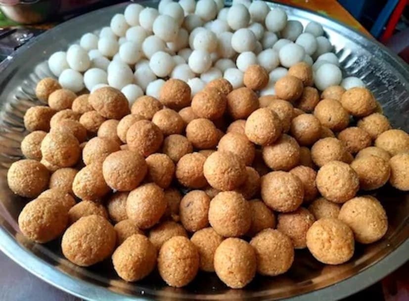 ফলের পরে ষষ্ঠীর ডালায় গুরুত্বপূর্ণ হল ক্ষীরের নাড়ু। মা ষষ্ঠীর উদ্দেশে নিবেদন করুন ৬ টি ক্ষীরের নাড়ু ও দই। অনেক বাড়িতে ক্ষীরের বিড়ালিনীও তৈরি করা হয়। 