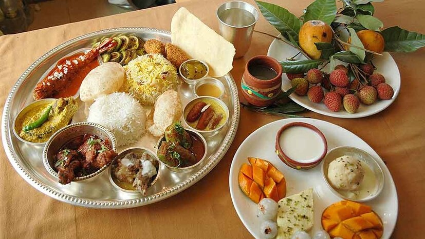 একটি সাদা কাপড়ে তেল হলুদ লাগিয়ে নিন। তাতে জড়িয়ে রাখুন ৬ টা কচি বাঁশপাতা। নতুন তালপাতার পাখায় সিঁদুরের ফোঁটা অবশ্যই দিন। তেল হলুদ মাখানো হলুদ সুতো পুজোর পর পরিয়ে দিন সন্তান সন্ততি এবং জামাইকে।