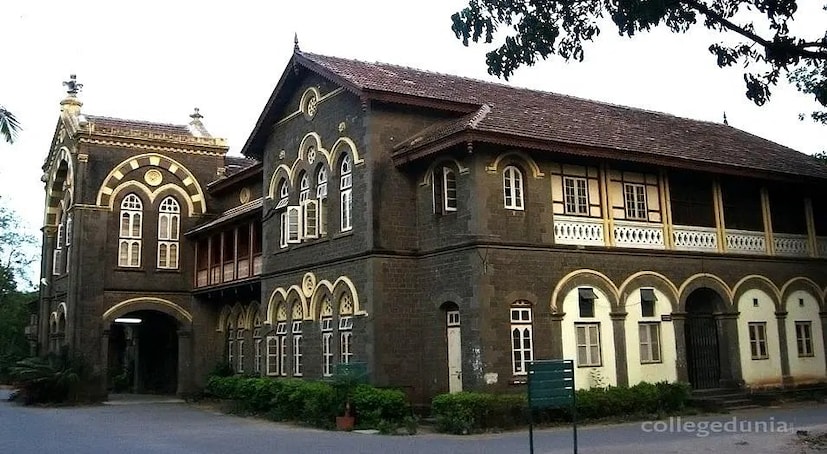 ফারগুসন কলেজ, পুণে: ১৯৯০ সালে প্রতিষ্ঠিত এই কলেজ। ভারতের শিক্ষার ইতিহাসে গুরুত্বপূর্ণ ভূমিকা নিয়েছিল পুণের এই শিক্ষাপ্রতিষ্ঠান। এর ক্যাম্পাসের সৌন্দর্যও অন্যতম আকর্ষণ।