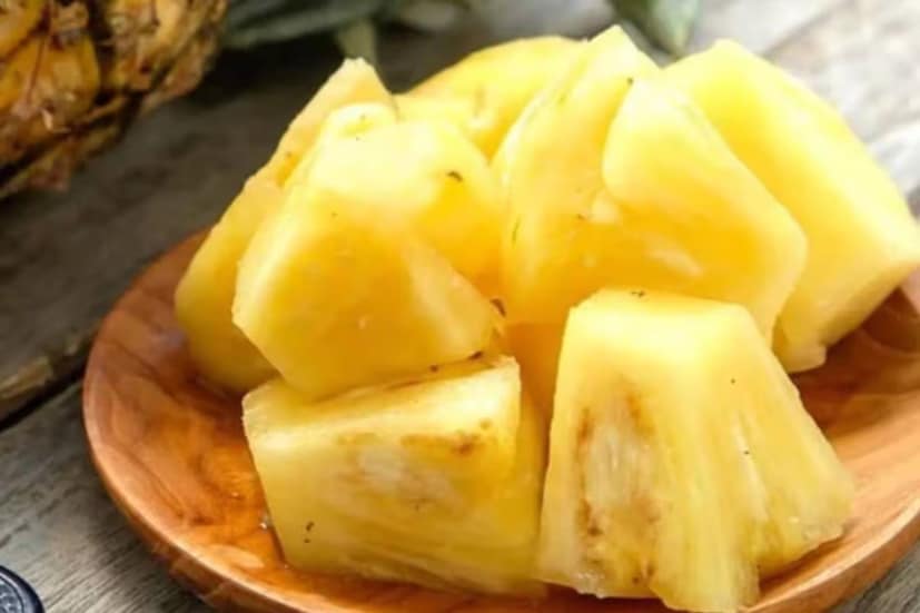 আনারসের অনেক স্বাস্থ্য উপকারিতা রয়েছে। তবে এর কিছু সম্ভাব্য অসুবিধাও থাকতে পারে। চিকিৎসকের মতে, আনারস অতিরিক্ত সেবনের ফলে মুখে জ্বালাপোড়ার সমস্যা এবং গলা ব্যথাও হতে পারে। 