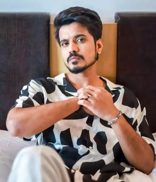 পরে সেই চাকরি ছেড়ে কিছুদিন বেশ কিছু অডিশন দেন এবং জয়পুরের একটি থিয়েটার গ্রুপে যোগ দেন। শুরু হল অভিনয়ের প্রশিক্ষণ। এবং ইন্ডাস্ট্রিতে পা রাখার প্রস্তুতি।