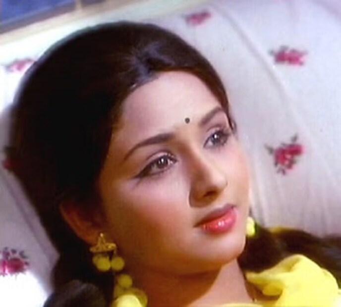 স্বামীর মৃত্যুর পর লীনা তার পরিবারের সঙ্গে থাকতে শুরু করলেও এ সময় লোকজন তাকে কটূক্তি করত এবং স্বামীর মৃত্যুর কারণ বলে। এসব কটূক্তি শুনে লীনা একবার আত্মহত্যার কথাও ভেবেছিলেন। তারপর চলচ্চিত্রে ফেরার সিদ্ধান্ত নেন তিনি। 