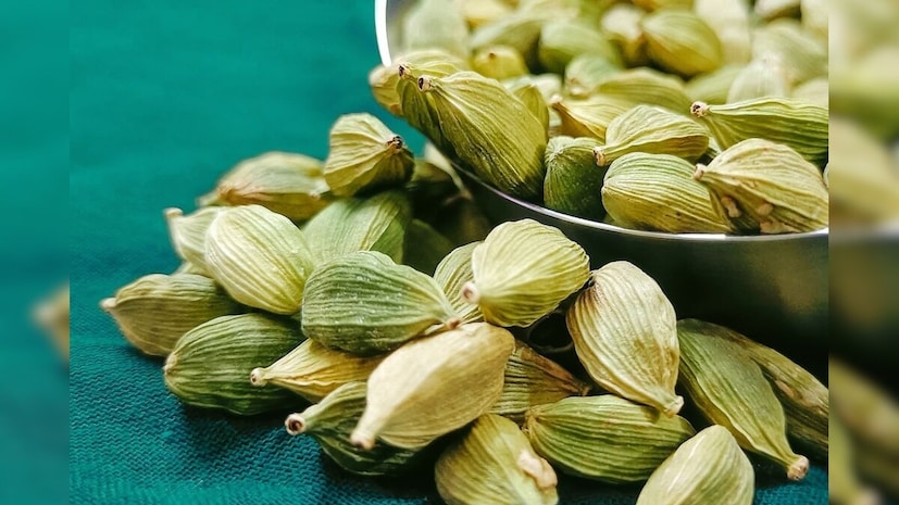 নিঃশ্বাসে দুর্গন্ধ একটি সাধারণ সমস্যা, যার সমাধান হতে পারে এলাচ। এলাচের অ্যান্টি-ব্যাকটেরিয়াল গুণ রয়েছে যা মুখের ব্যাকটেরিয়া দূর করতে সাহায্য করে। সকালে খালি পেটে একটি এলাচ চিবিয়ে খেলে আপনার নিঃশ্বাস সতেজতায় ভরে যাবে।