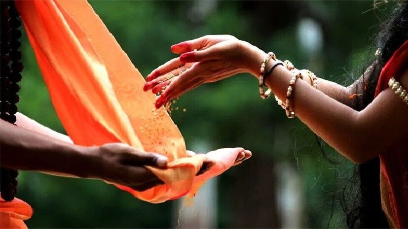 অম্বুবাচীর সময় পুরোহিতকেও সাধ্যমতো দান করা শুভ বলে মনে করেন পুণ্যার্থীরা৷ 