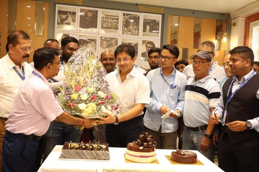 টুর্নামেন্টের ধারাভাষ্য দেওয়ার জন্য ইতিমধ্যেই বাংলার ক্রিকেটার ছাড়াও শ্রীলঙ্কা ইংল্যান্ডের বেশ কয়েকজন প্রাক্তন ক্রিকেটার উপস্থিত থাকছেন বলে খবর। এদিন মেগা টুর্নামেন্ট উদ্বোধনের পাশাপাশি সিএবিতে পালিত হয় সভাপতি স্নেহাশিস গঙ্গোপাধ্যায়ের জন্মদিন। সমস্ত কর্তারা মিলে কেক কেটে সেলিব্রেশন করেন।