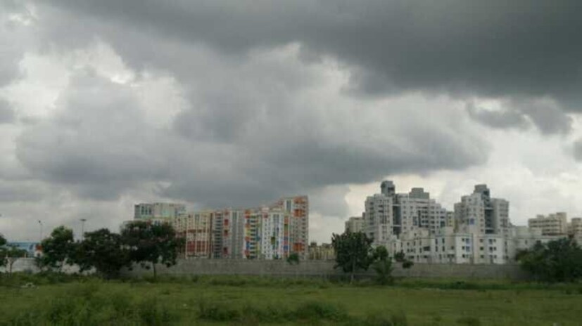 শুক্রবার বেশ কয়েক জেলায় বজ্রবিদ্যুৎ-সহ ঝড়বৃষ্টির পূর্বাভাস রয়েছে। বজ্রবিদ্যুৎ-সহ বৃষ্টি হবে দক্ষিণবঙ্গের সব জেলায়। সঙ্গে ৩০ থেকে ৪০ কিলোমিটার গতিবেগে দমকা ঝোড়ো হাওয়া বয়ে যাবে।