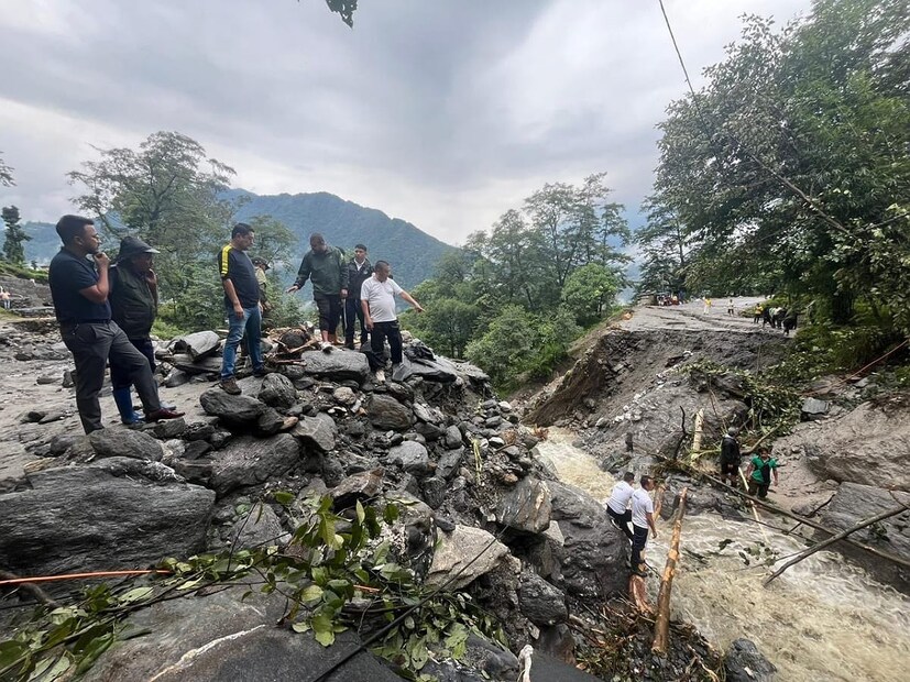 ধস নেমে, সেতু ভেঙে পরিস্থিতি এতটাই ভয়াবহ হয়েছে যে লাচুং, লাচেন-সহ সিকিমের বহু এলাকার সঙ্গে যোগাযোগ বিচ্ছিন্ন। উদ্ধারকাজেও তাই সমস্যা হচ্ছে।