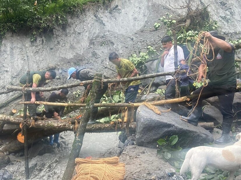 টানা বৃষ্টির জেরে একের পর এক রাস্তা ধরে গিয়েছে উত্তর সিকিমে লাচুং এবং চুংথাঙ্গমিলিয়ে আটকে পড়েছেন প্রায় দেড় হাজার পর্যটক।